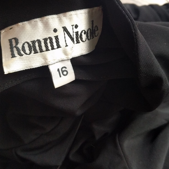 Beautiful black dress by Ronnie Nicole ⭐🌸🍀 - Picture 12 of 12